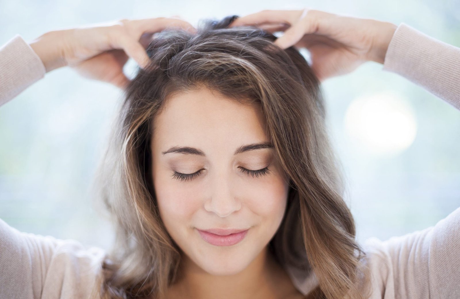 Paprastas ir efektyvus plaukų ir galvos odos masažas namuose